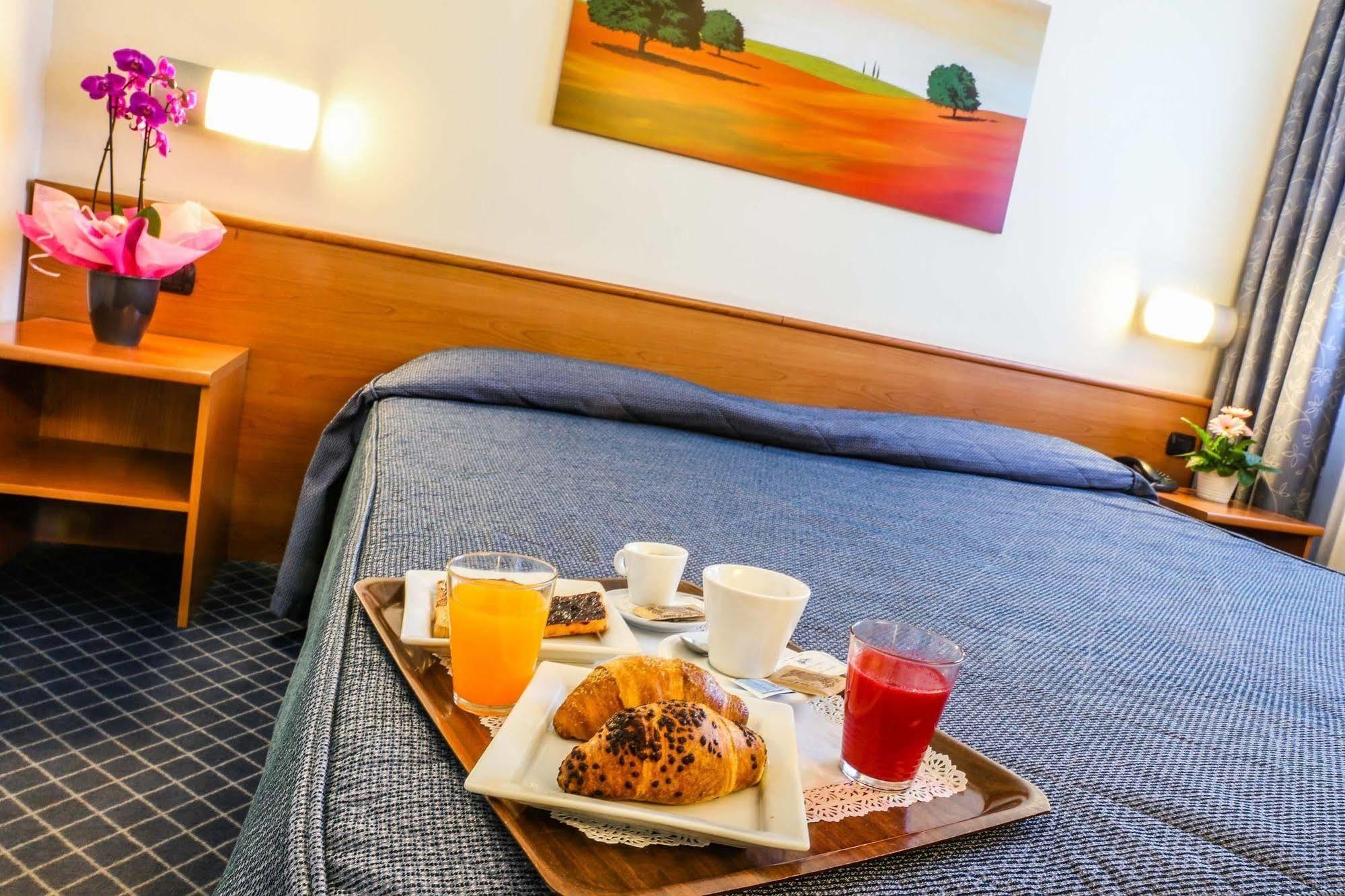 פיאנצה Hotel Gallia מראה חיצוני תמונה