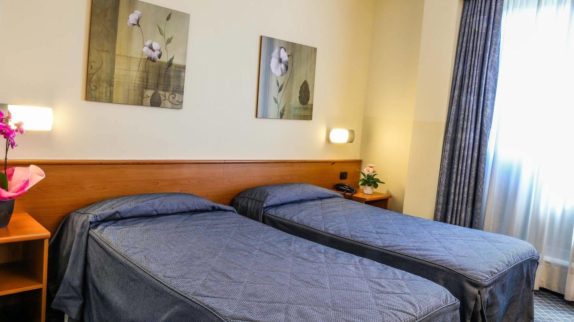 פיאנצה Hotel Gallia מראה חיצוני תמונה