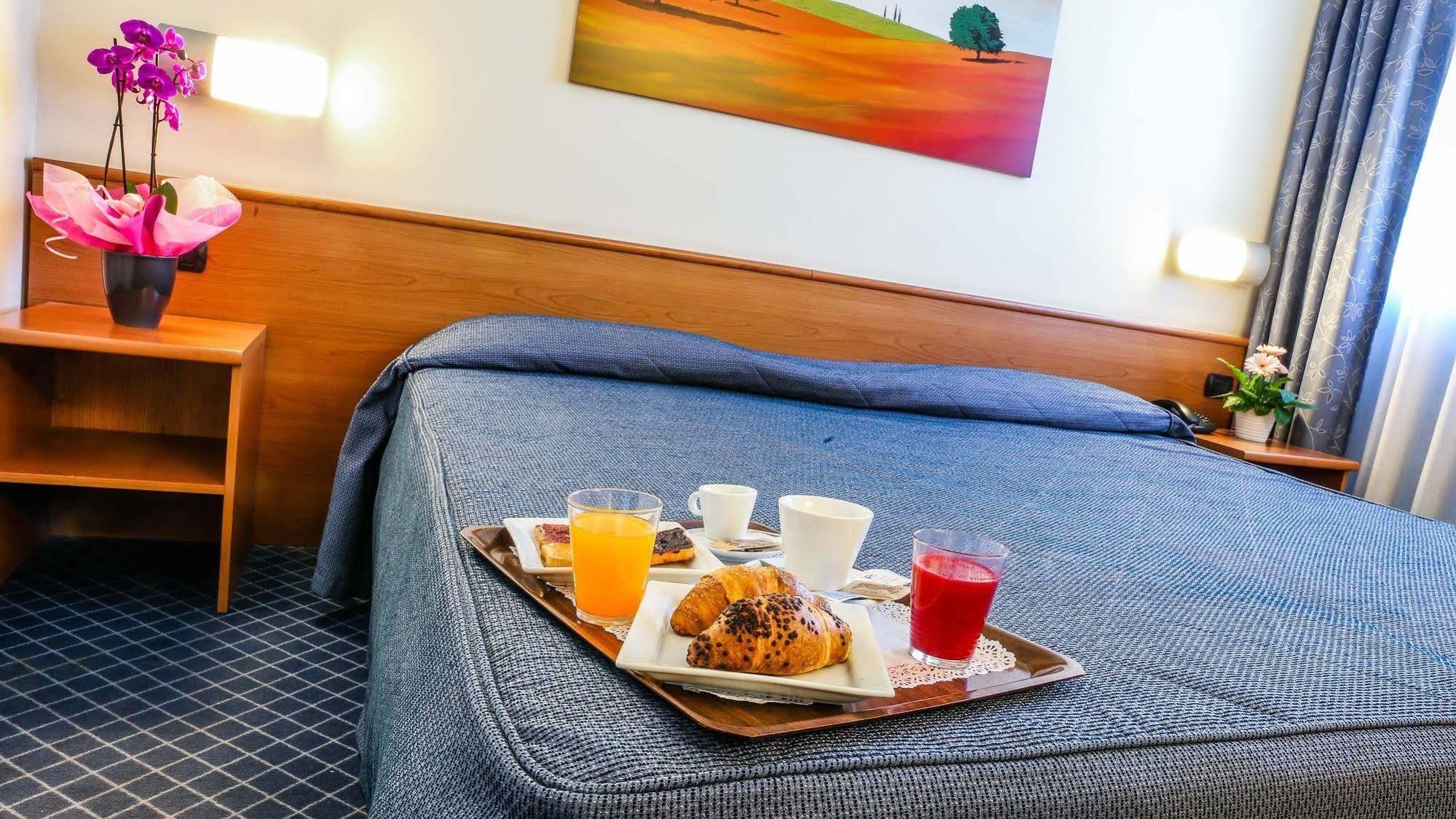 פיאנצה Hotel Gallia מראה חיצוני תמונה