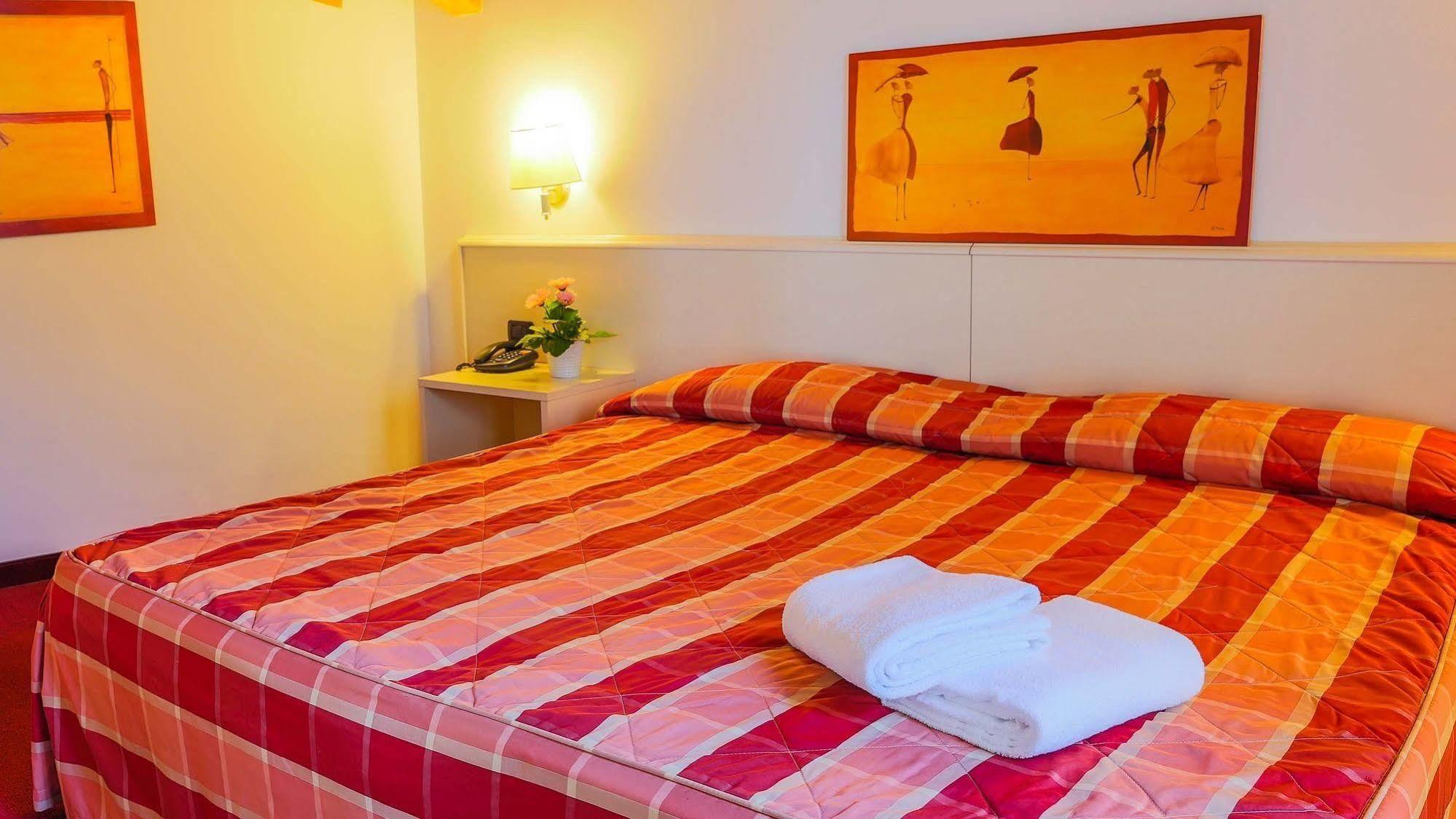 פיאנצה Hotel Gallia מראה חיצוני תמונה